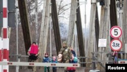 Украинские беженцы пересекают границу с Румынией