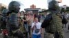 "Торжественно клянусь быть преданным своему народу". В Беларуси силовики выступают против жесткого разгона митингов