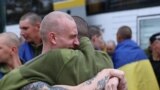 Встреча родственников и украинских военных, вернувшихся из российского плена. 6 мая 2025 года