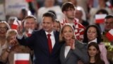 Мэр Варшавы и кандидат от правящей партии "Гражданская платформа" Рафал Тшасковский вышел во второй тур президентских выборов в Польше вмесие с кандидатом от партии "ПиС" Каролем Навроцким
